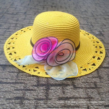 Chapeau de paille fait sur mesure avec décoration de fleurs